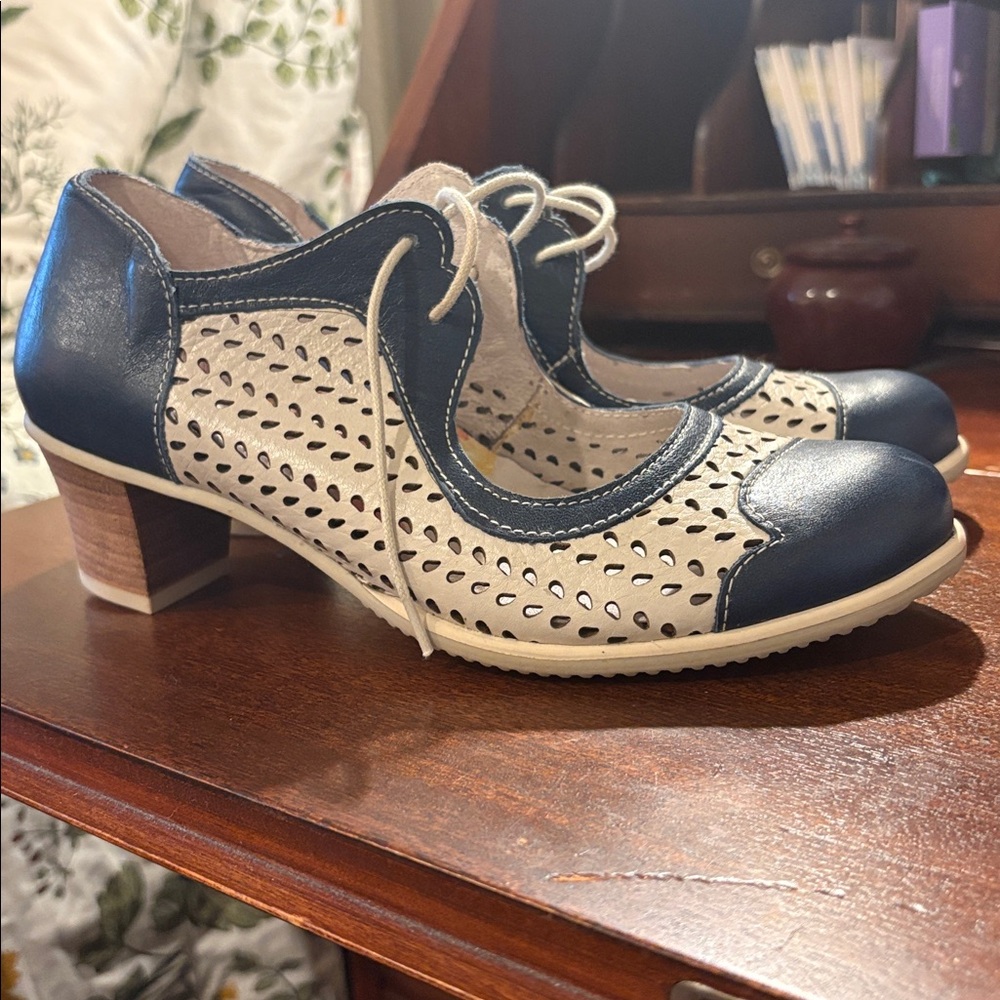 Brako Anatomics Collection Blue and White Shoes - Picture 2 of 6